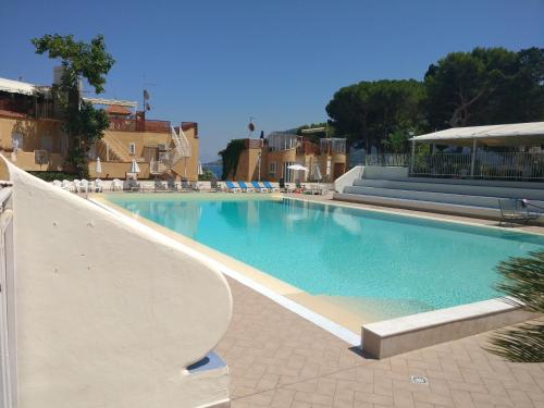 una gran piscina en un complejo en casa vacanze Mondello mare piscina CHIFEVI, en Palermo