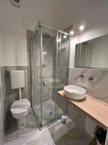 a bathroom with a shower and a toilet and a sink at casa vacanze Mondello mare piscina CHIFEVI in Mondello