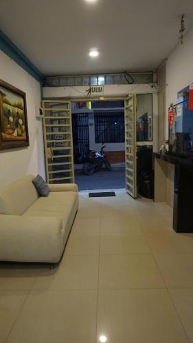 sala de estar con sofá y garaje en Hotel Prados Piura - Oficial, en Piura