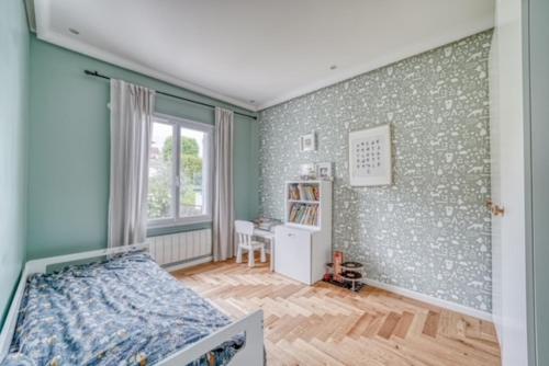 une chambre avec un lit et un bureau dans l'établissement Villa de charme complètement rénové, à Meudon