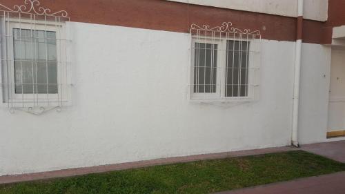 2 fenêtres sur le côté d'un bâtiment blanc dans l'établissement Monoblock Laprida excelentes condiciones, à Godoy Cruz