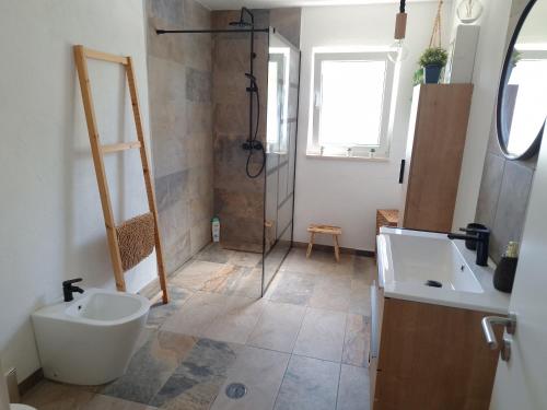 W łazience znajduje się prysznic, umywalka i toaleta. w obiekcie Casa da Ribeira w mieście Alcanede