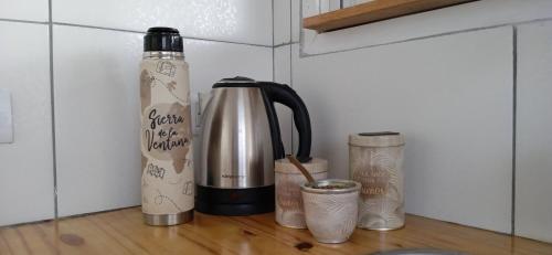 uma cafeteira e uma garrafa térmica no balcão da cozinha em Villa Arcadia em Sierra de la Ventana