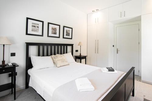 a bedroom with a large white bed with white sheets at Villa Mare in Mákri