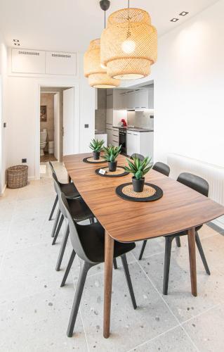 a dining room with a wooden table and chairs at Villa Mare in Mákri