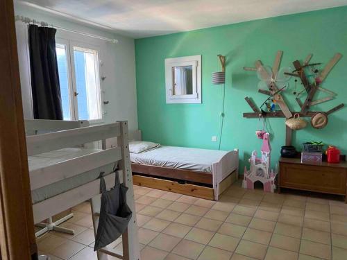 - une chambre avec des murs verts, un lit et une fenêtre dans l'établissement maison avec vue à la penne sur huveaune, à La Penne-sur-Huveaune