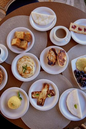einen Tisch mit weißen Tellern. in der Unterkunft Pousada Solarium de Gostoso in São Miguel do Gostoso