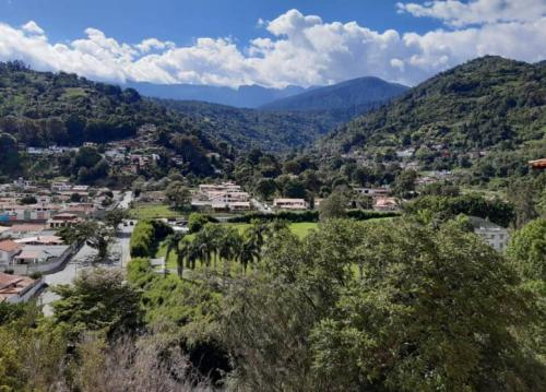 a town in a valley with trees and mountains at Apartamentos en Mérida Mejor precio garantizado in Mérida