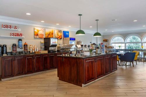 Reštaurácia alebo iné gastronomické zariadenie v ubytovaní Comfort Inn & Suites East Greenbush - Albany
