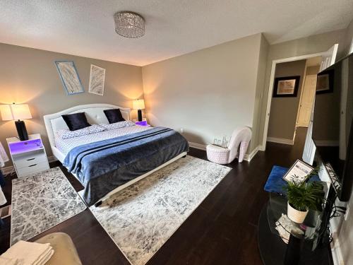 um quarto com uma cama num quarto em Luxury homestay in Mississauga near square one mall & Pearson Airport em Mississauga