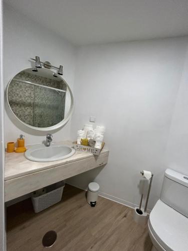 ein Bad mit einem Waschbecken und einem Spiegel in der Unterkunft Laser Pedra de Abreu in Funchal