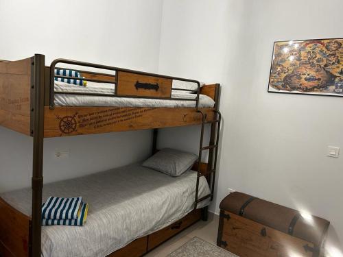 ein paar Etagenbetten in einem Zimmer in der Unterkunft Brilliant sea apartment in Villajoyosa