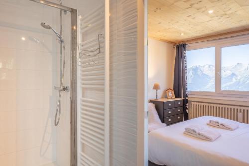 Postel nebo postele na pokoji v ubytování Alpe d'Huez Houses - Chez Val - Magnifique 62m2 pour 6 avec vue montagne splendide - Les Chances