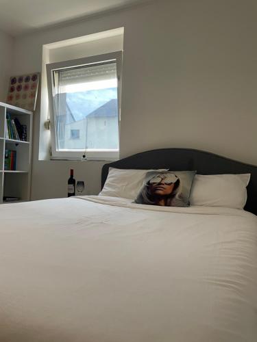 Rúm í herbergi á Large Room Free Parking 10mins to Luxembourg Airport Excellent Customer Service