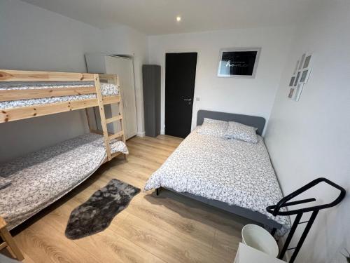 sypialnia z 2 łóżkami piętrowymi i korytarzem w obiekcie Logement entier proche Disneyland w mieście Montry