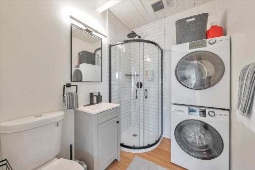 a bathroom with a toilet and a washing machine at Silicon Valley Stay Apartments in San Carlos