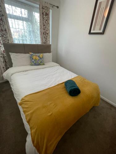 Ένα ή περισσότερα κρεβάτια σε δωμάτιο στο Wardown Place - Spacious 3 Bed House available for short term or long term Rental