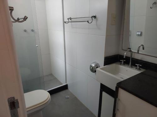 y baño con ducha, aseo y lavamanos. en Ipanema Posto8 Flat45m2 com mesanino rua Hotel Fasano en Río de Janeiro
