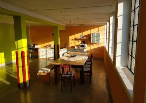 a kitchen with a table and chairs in a room at LoftCamp Großmann in Alter Graben