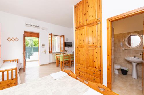 Camera dotata di bagno con lavandino e servizi igienici. di Residence Villa Tina a Ischia