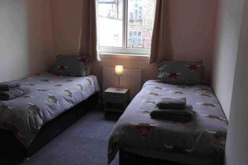 Postel nebo postele na pokoji v ubytování Modern 2 bed flat, private parking & sec entry