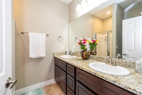 a bathroom with two sinks and a mirror at Luxury Home Downtown NAU Route 66 Snowbowl in Flagstaff
