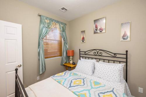 a bedroom with a bed and a window at Luxury Home Downtown NAU Route 66 Snowbowl in Flagstaff
