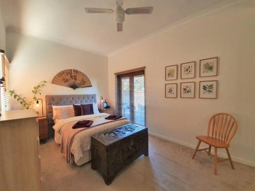 Postel nebo postele na pokoji v ubytování Eden on Young Street