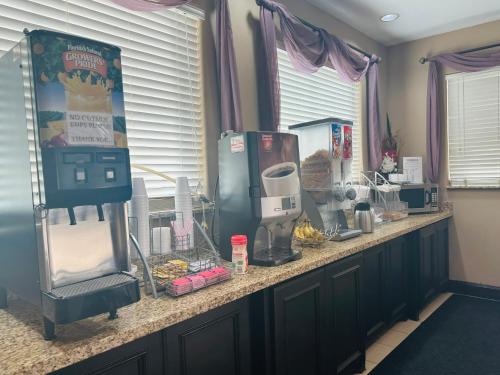 Kuchyň nebo kuchyňský kout v ubytování Executive Inn & Suites