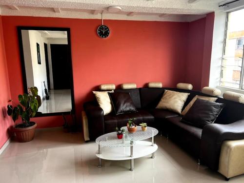 sala de estar con sofá y mesa en Apartamento Nuevo, Amplio, Iluminado, Tranquilo, Acogedor., en Popayán