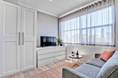 Μια τηλεόραση ή/και κέντρο ψυχαγωγίας στο Fleur at Lotus Apartments