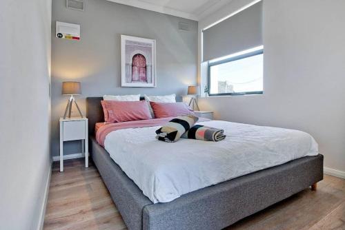 una camera con un grande letto e una finestra di Fleur at Lotus Apartments a Plympton