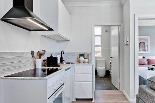 Η κουζίνα ή μικρή κουζίνα στο Fleur at Lotus Apartments
