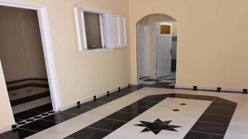 una camera con pavimento a scacchi in bianco e nero di ارمنت 