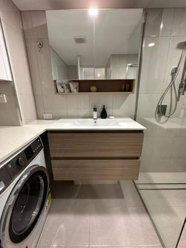 łazienka z umywalką i pralką w obiekcie Bayview Bay Apartments and Marina w mieście Gold Coast