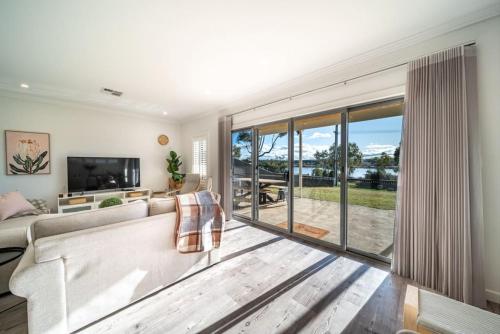 ein Wohnzimmer mit einem Sofa und einem TV in der Unterkunft Riverglades View Riverglades in Murray Bridge