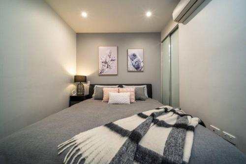 - une chambre avec un grand lit dans l'établissement Relax Balfours Way Adelaide, à Adélaïde