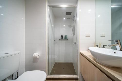 y baño con ducha, lavabo y aseo. en Relax Balfours Way Adelaide, en Adelaida