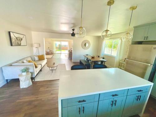 cocina y sala de estar con encimera blanca en Peaceful Canyon Retreat en San Diego