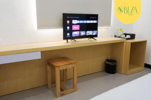 En tv och/eller ett underhållningssystem på Hotel Beza