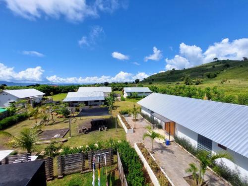 een luchtzicht op een boerderij met een gebouw bij Happy home in Huu