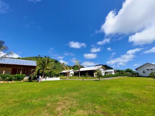 un cortile con case e un campo verde di Happy home a Huu