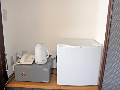 a white blender and a phone on a counter at Eboshiso in Tamagawa