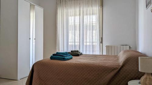 een slaapkamer met een bed met twee handdoeken erop bij Appartamento La Terrazza in Trapani