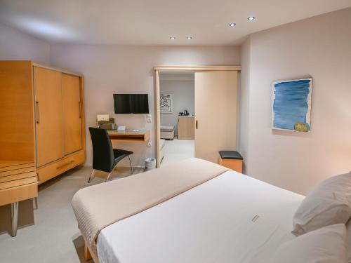 Posteľ alebo postele v izbe v ubytovaní Aphrodite Beach