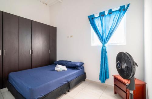 a bedroom with a bed and a fan and a window at Hermoso Apartamento en Mesitas de El Colegio in El Colegio