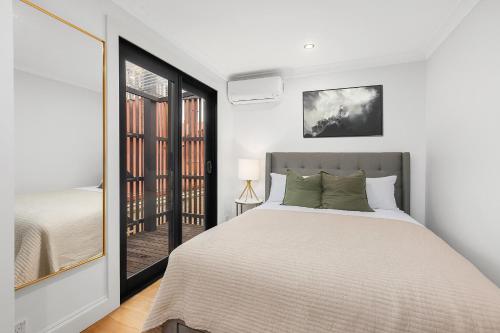 Säng eller sängar i ett rum på Ultimo l Renovated 2 Bedroom House With Rooftop Balcony