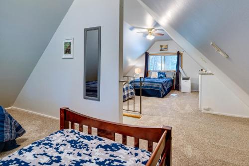 Krevet ili kreveti u jedinici u okviru objekta Peaceful Leavenworth Cabin with Deck and Fire Pit!