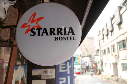 una señal para un hospital Stararia colgando de un edificio en Starria Hostel foreign guest only, en Seúl