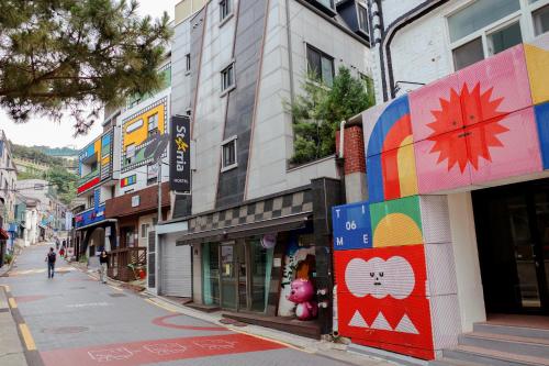 ソウルにあるStarria Hostel foreign guest onlyの色鮮やかな看板の建つ建物が並ぶ街道